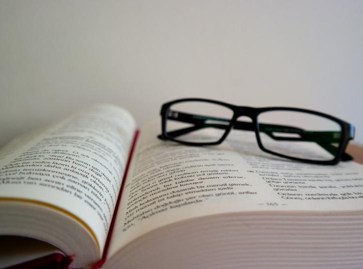 Llibre i ulleres.