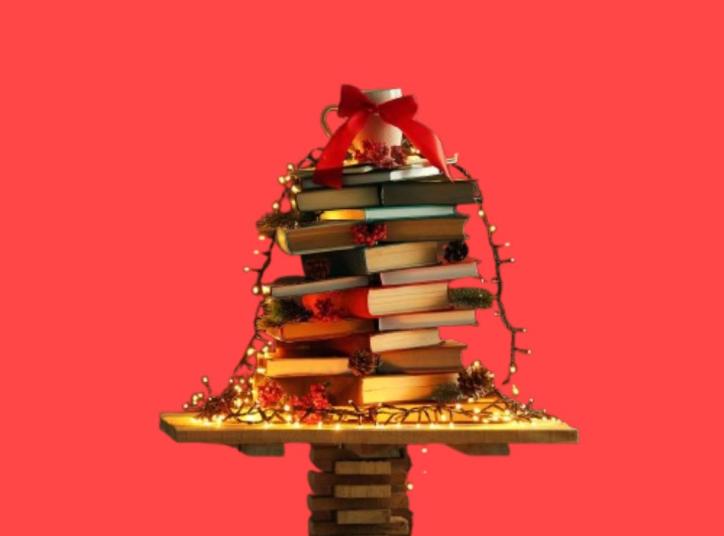 Arbre de Nadal fet amb llibres amb fons vermell