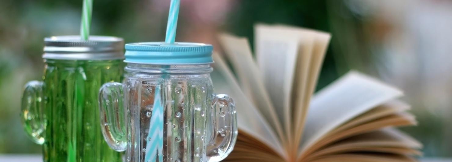 un llibre i 2 refrescs